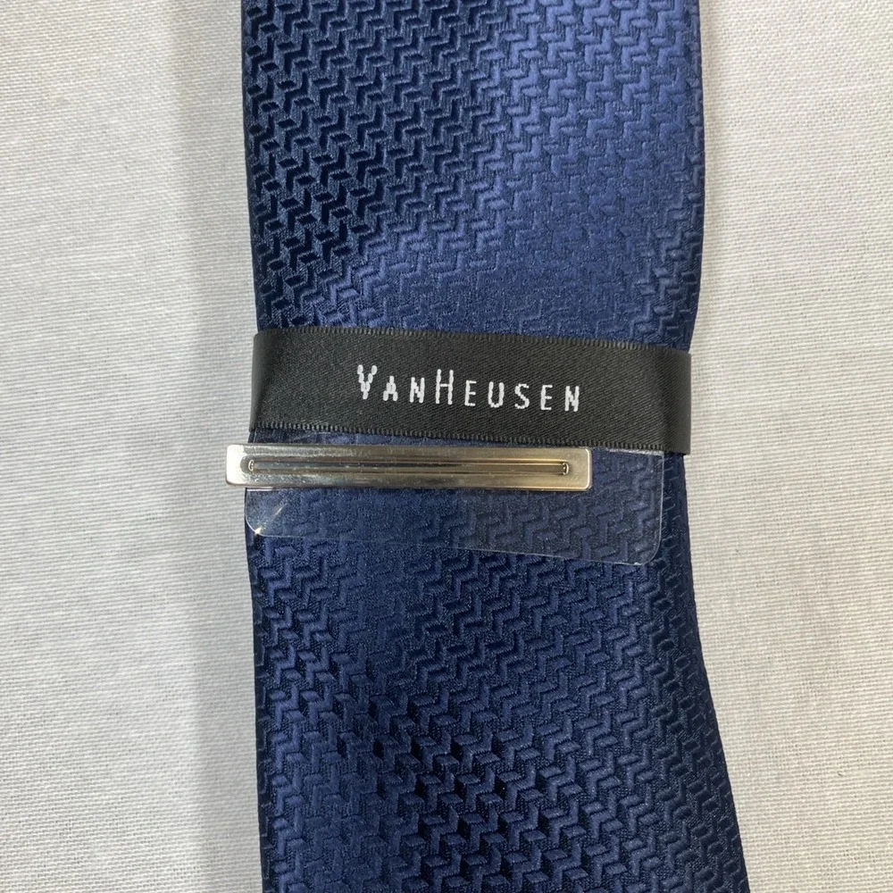 New Van Heusen Neck Tie with Tie Clip Navy Blue‎ Textured Basket-Weave Geometric